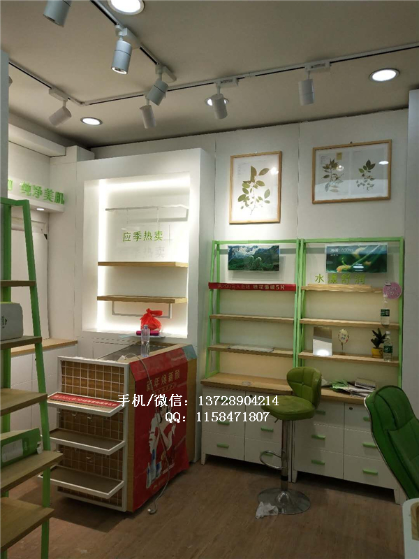 高档化妆品展示柜.jpg