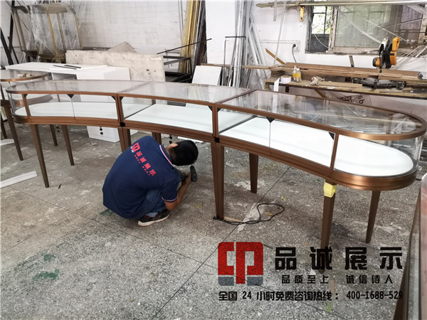 异形不锈钢珠宝展柜制作.jpg 异形不锈钢珠宝展柜制作.jpg