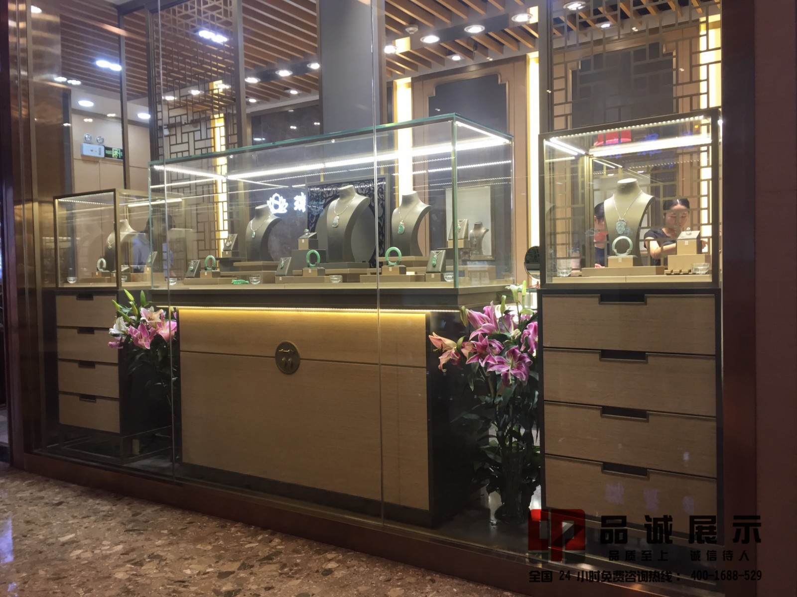 如何选购玻璃珠宝展柜的方法-品诚展柜