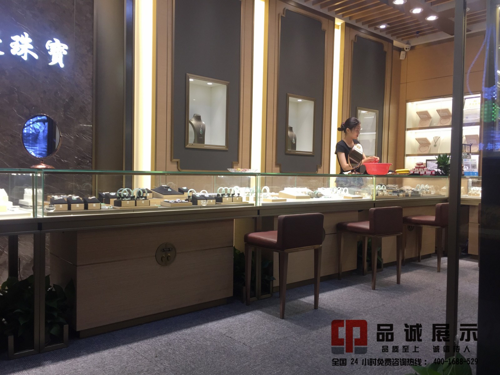 如何选购玻璃珠宝展柜的方法-品诚展柜