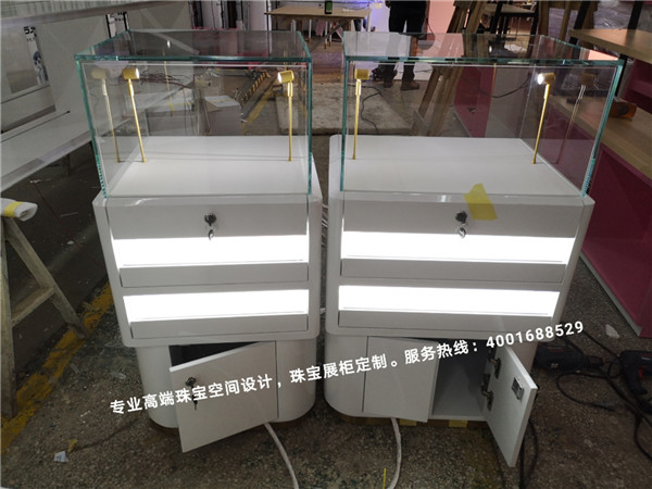 银饰品展柜.jpg