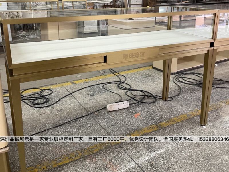广州简约直行珠宝展柜设计效果，深圳品诚5_副本.jpg