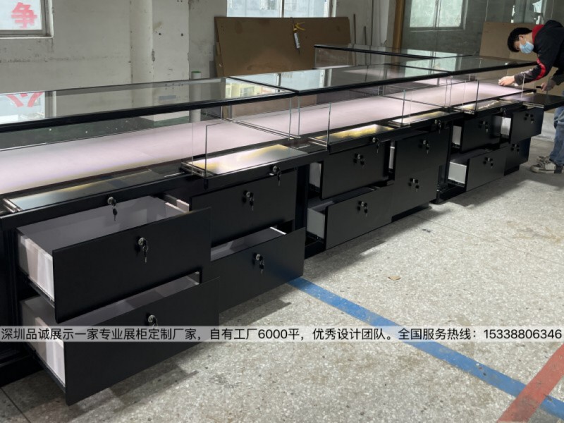 欧式不锈钢黑色珠宝展柜定制细节图，深圳品诚展示案例_副本.jpg