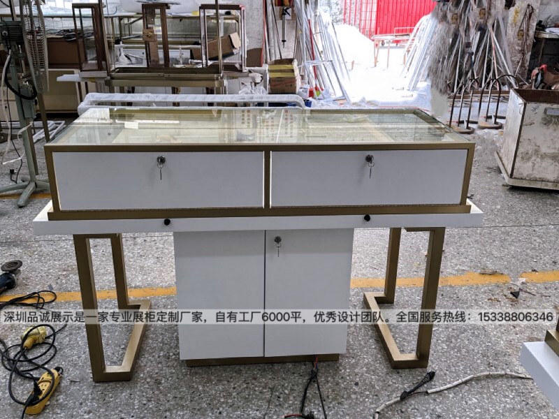 上海烤漆珠宝展柜定制效果，深圳品诚案例_副本.jpg