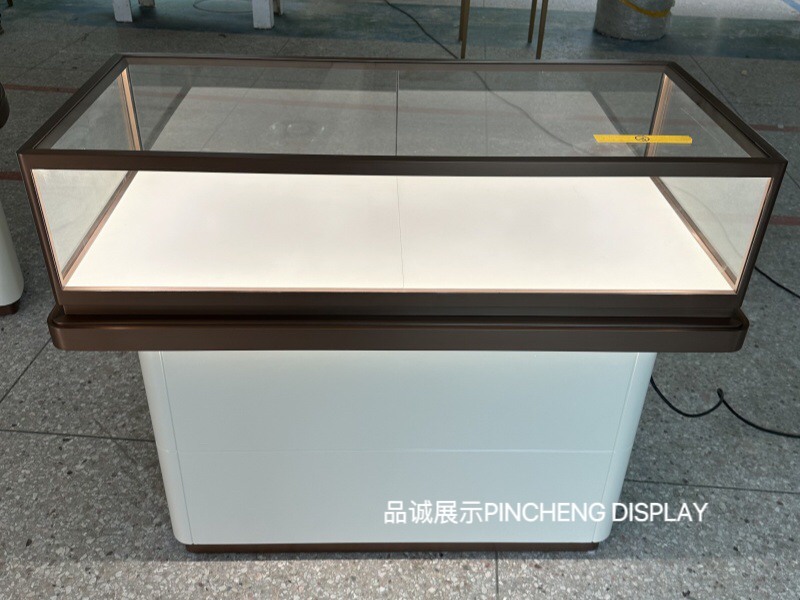 深圳品诚展示中岛珠宝展示柜设计.jpg