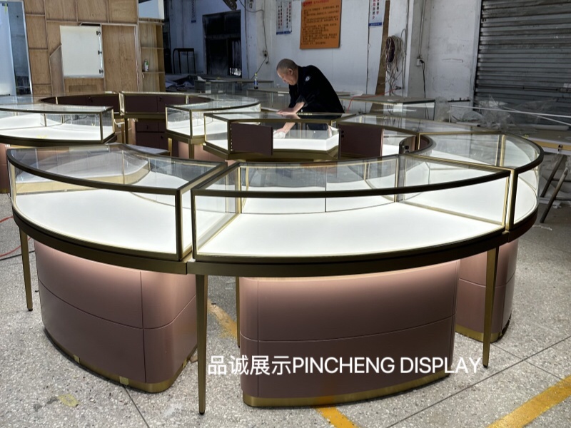 深圳品诚展示珠宝中岛柜台定制效果_副本.jpg